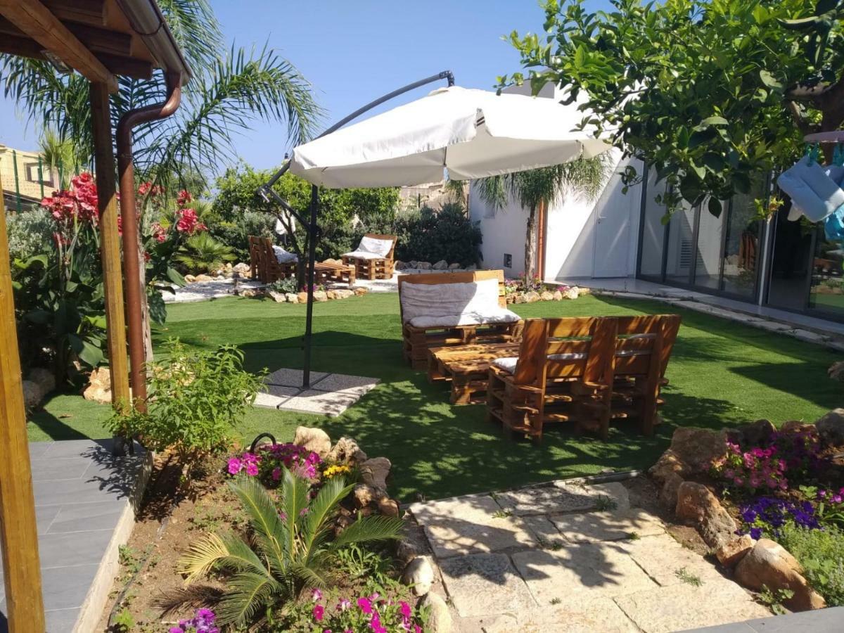 L'Isola Del Sole Bed & Breakfast Castelluzzo Exterior photo